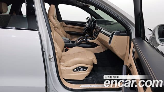 Porsche Cayenne 2021 — ფოტო 11/20