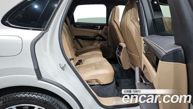Porsche Cayenne 2021 — ფოტო 12/20