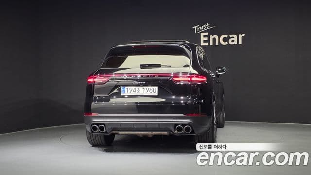 Porsche Cayenne 2023 — ფოტო 4/20