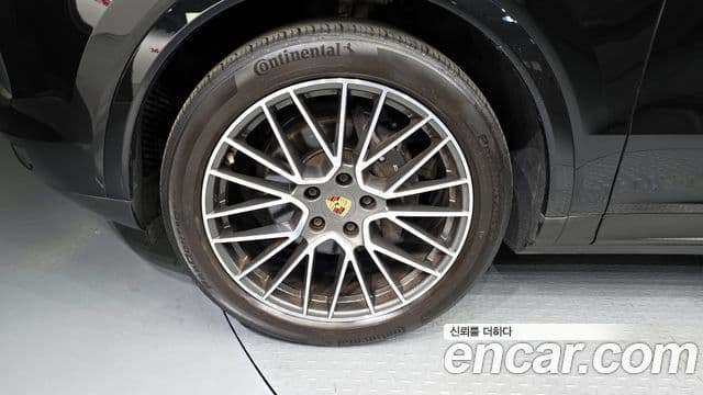 Porsche Cayenne 2023 — ფოტო 5/20