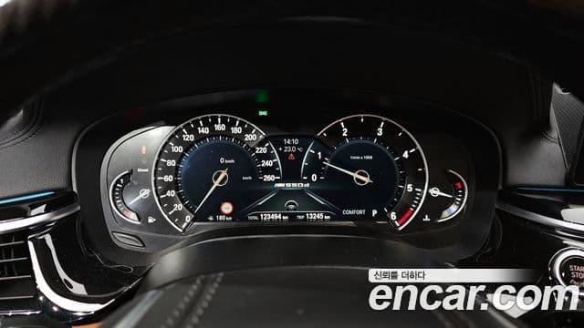 BMW 5 Series 2018 — Şəkil 8/20