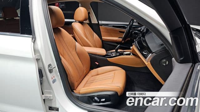 BMW 5 Series 2018 — Şəkil 10/20