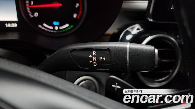 Mercedes-Benz GLC-Class 2018 — Şəkil 17/19