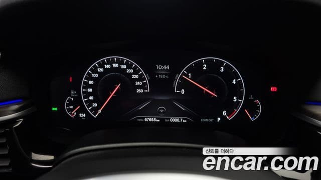 BMW 5 Series 2019 — ფოტო 8/20