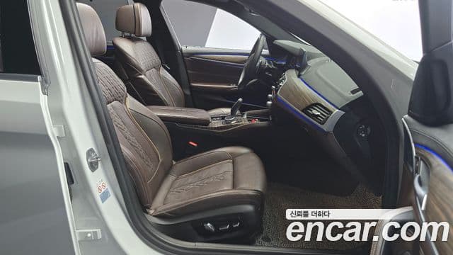 BMW 5 Series 2019 — ფოტო 10/20