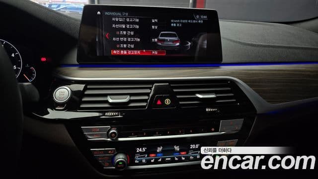 BMW 5 Series 2019 — ფოტო 14/20
