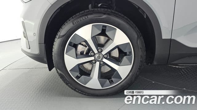 Volvo XC40 2024 — ფოტო 5/20