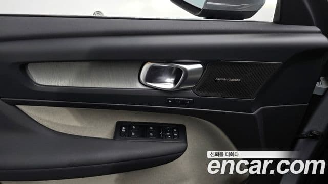 Volvo XC40 2024 — ფოტო 18/20