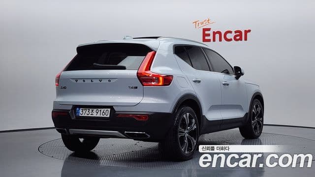 Volvo XC40 2020 — ფოტო 2/20