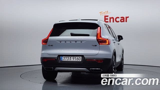 Volvo XC40 2020 — ფოტო 4/20