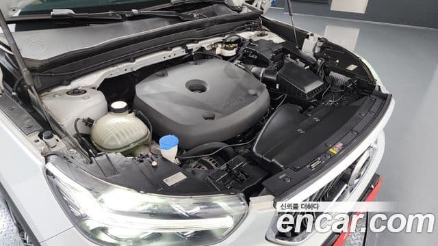 Volvo XC40 2020 — ფოტო 6/20