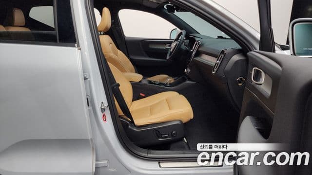 Volvo XC40 2020 — ფოტო 11/20