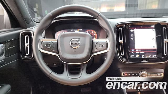 Volvo XC40 2020 — ფოტო 13/20