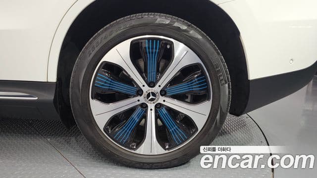 Mercedes-Benz EQC 2020 — ფოტო 15/20