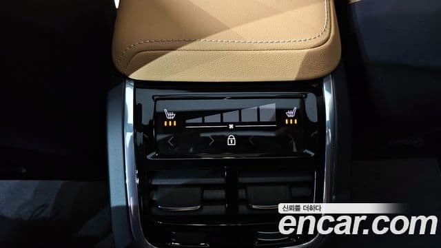 Volvo XC60 2023 — ფოტო 19/20