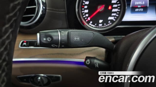 Mercedes-Benz E-Class 2019 — ფოტო 17/20