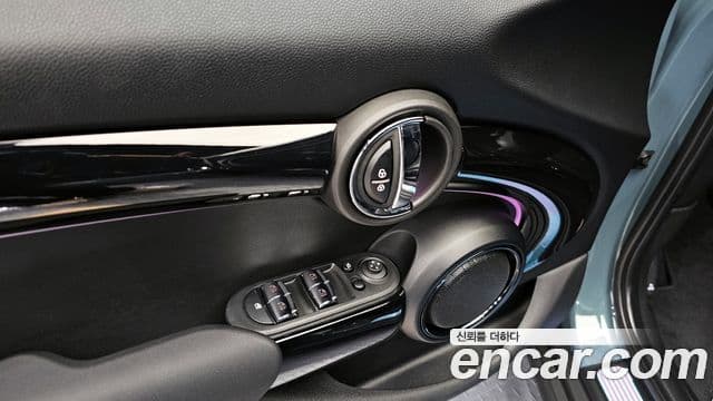 Mini Cooper S 2023 — фото 17 из 20