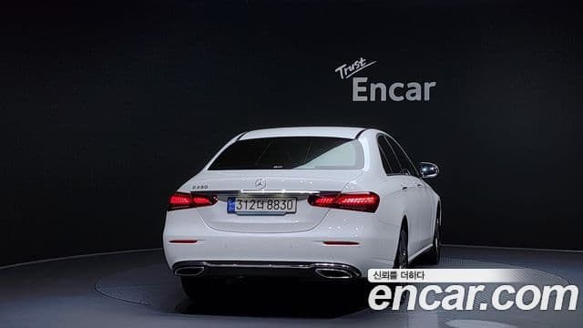 Mercedes-Benz E-Class 2023 — ფოტო 4/20