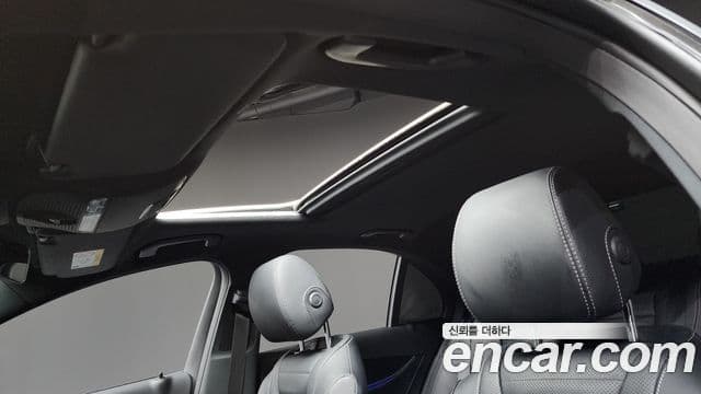 Mercedes-Benz E-Class 2023 — ფოტო 17/20