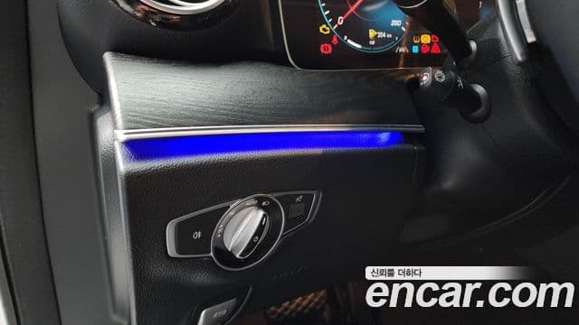 Mercedes-Benz E-Class 2023 — ფოტო 18/20