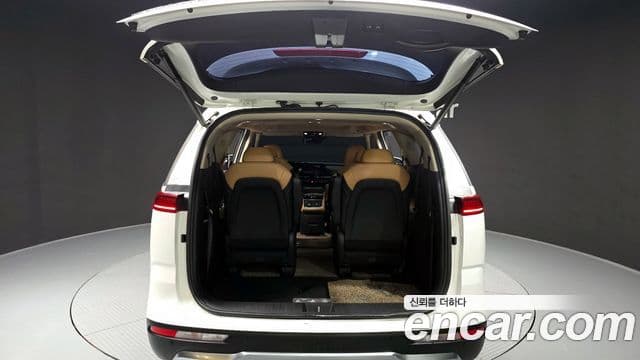 Kia Carnival 2021 — Şəkil 18/20