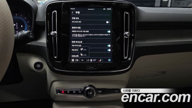 Volvo XC40 2024 — фото 14 из 20
