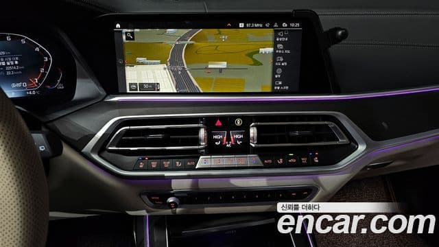 BMW X7 2021 — ფოტო 15/20