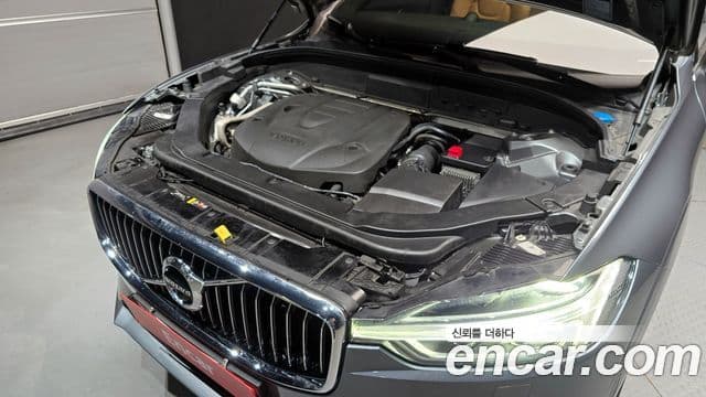 Volvo XC60 2018 — ფოტო 6/20