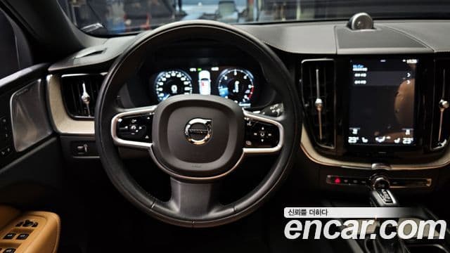 Volvo XC60 2018 — ფოტო 13/20