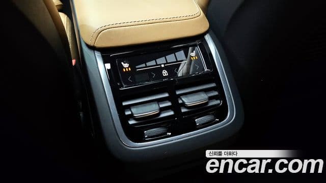 Volvo XC60 2018 — ფოტო 17/20