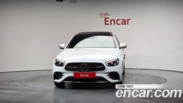 Mercedes-Benz E-Class 2022 — Photo 1/20