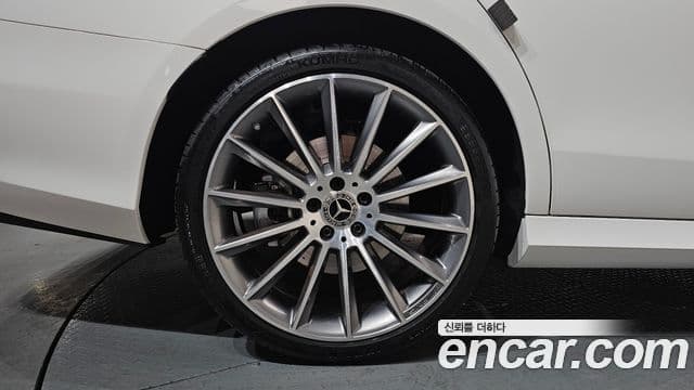 Mercedes-Benz E-Class 2022 — Photo 5/20