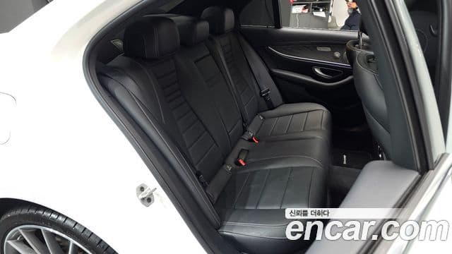 Mercedes-Benz E-Class 2022 — Photo 6/20