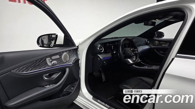 Mercedes-Benz E-Class 2022 — Photo 17/20