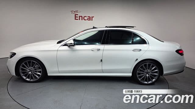 Mercedes-Benz E-Class 2022 — Photo 15/20