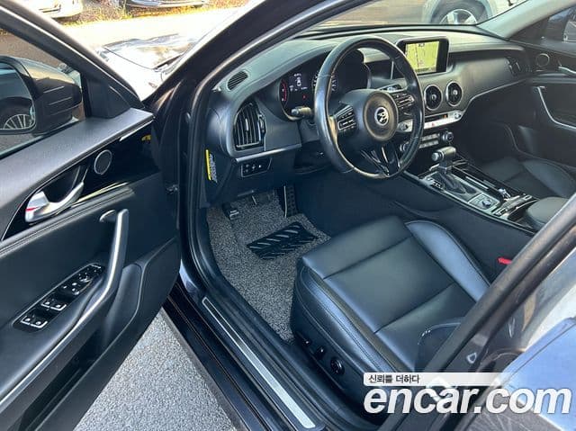 Kia Stinger 2018 — ფოტო 14/20