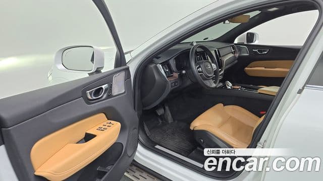 Volvo XC60 2022 — Şəkil 18/20
