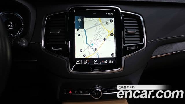Volvo XC90 2021 — ფოტო 14/20