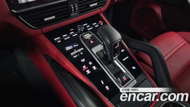 Porsche Cayenne 2021 — ფოტო 18/20
