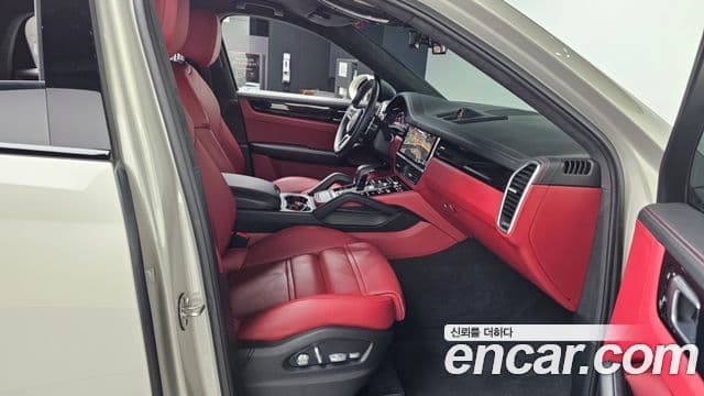 Porsche Cayenne 2021 — ფოტო 5/20