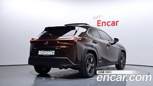 Lexus UX250h 2019 — ფოტო 2/20