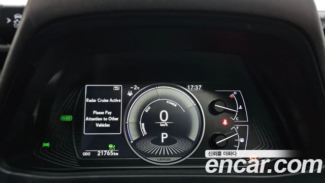 Lexus UX250h 2019 — ფოტო 8/20