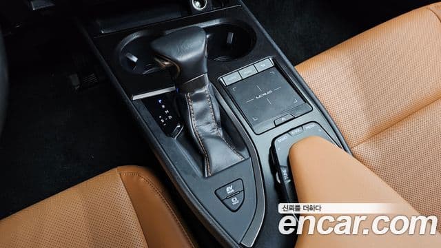 Lexus UX250h 2019 — ფოტო 9/20