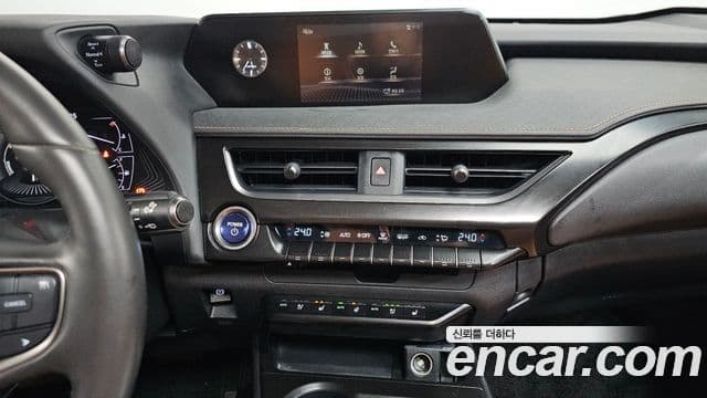 Lexus UX250h 2019 — ფოტო 14/20