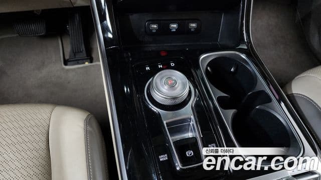 Kia Carnival 2021 — ფოტო 1/20