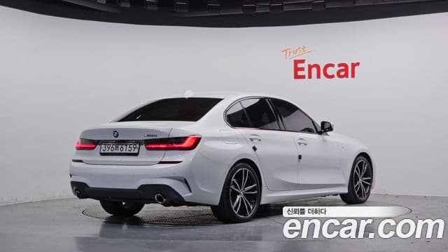 BMW 3 Series 2022 — ფოტო 18/20