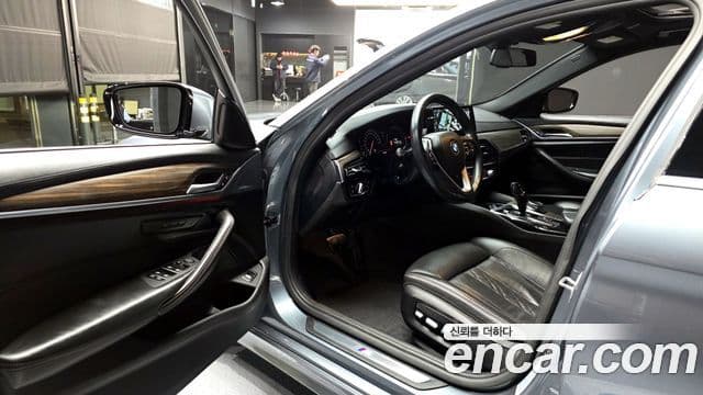 BMW 5 Series 2018 — ფოტო 17/20
