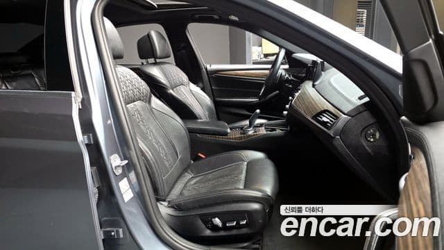 BMW 5 Series 2018 — ფოტო 16/20
