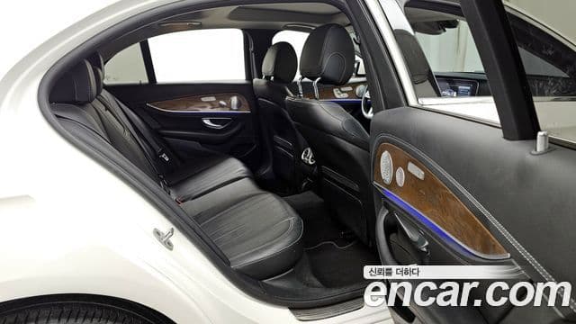 Mercedes-Benz E-Class 2019 — ფოტო 12/20