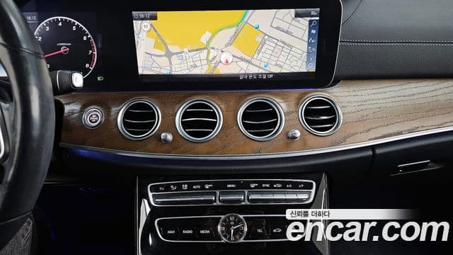 Mercedes-Benz E-Class 2019 — ფოტო 14/20